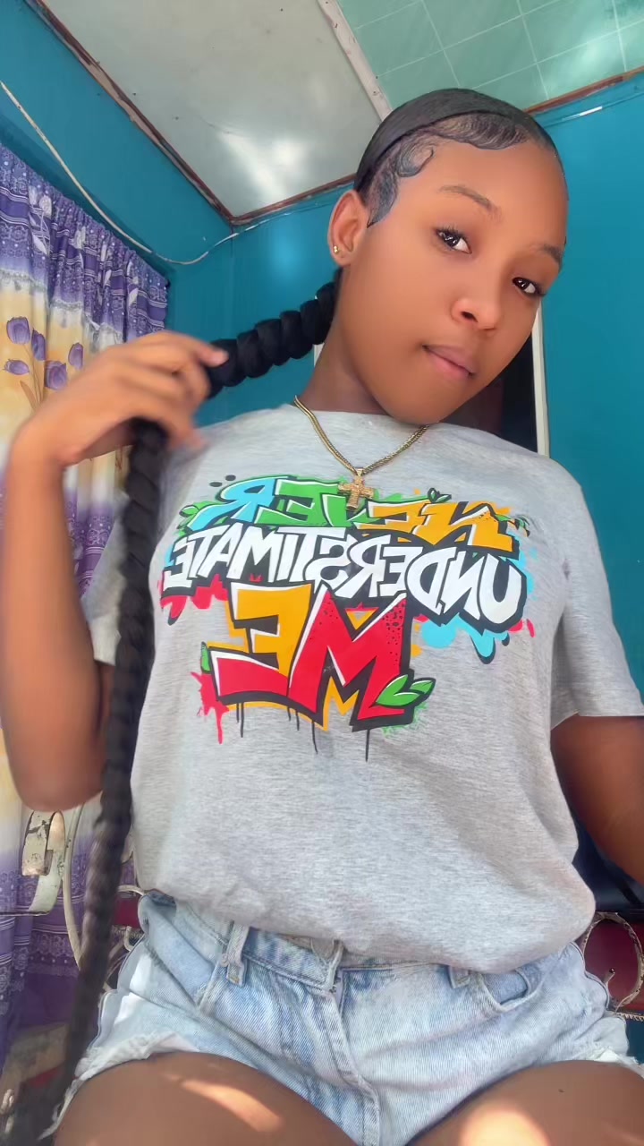 @niaabaee__