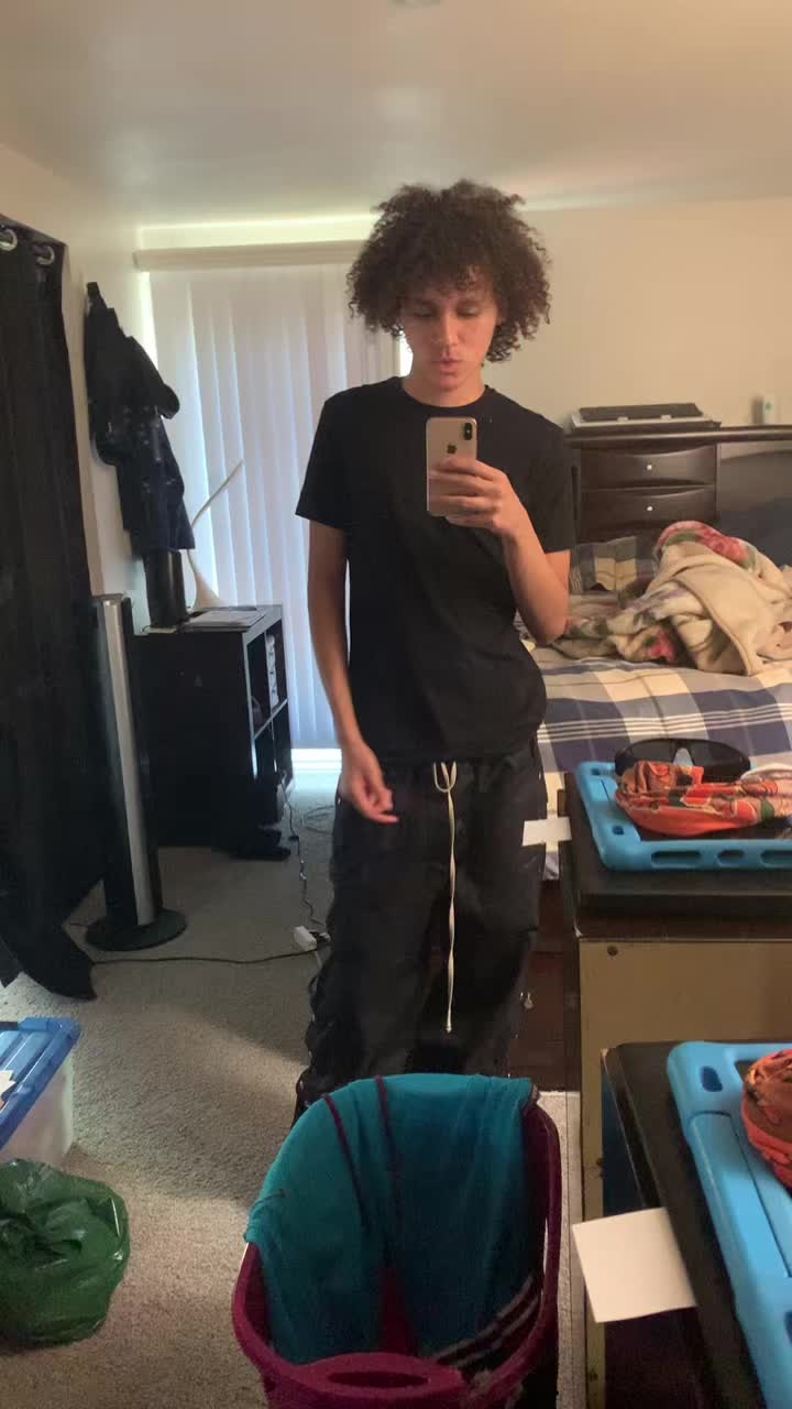 @kellymess_