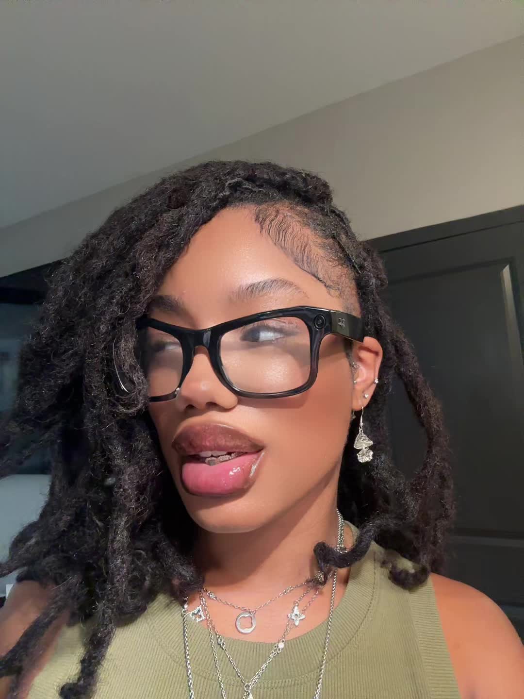 @manipostswhatever