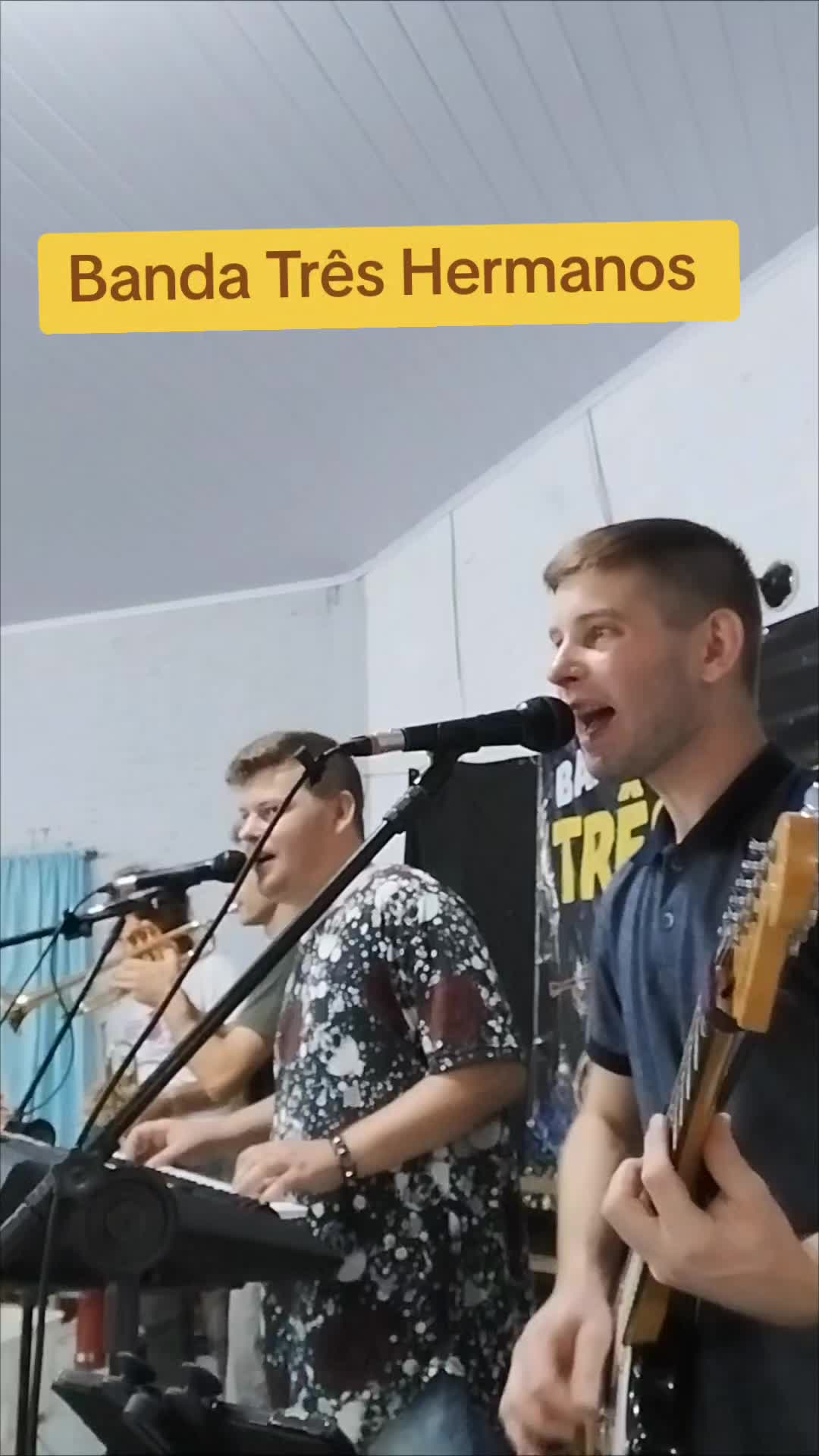 @Tr&ecirc;s Hermanos