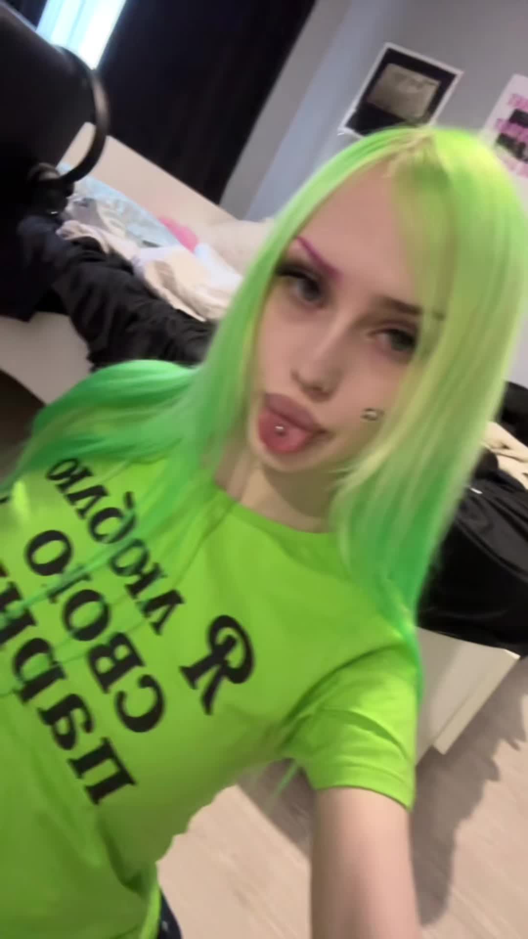 @🙎🏼&zwj;♀️