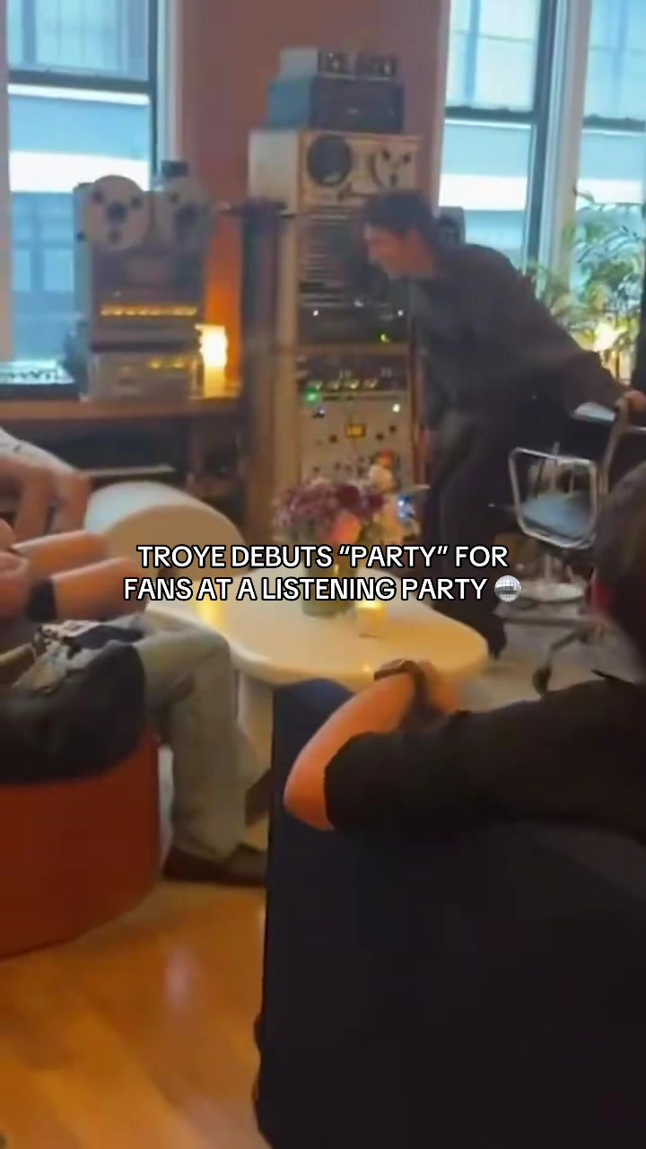 @Troye Fan Page
