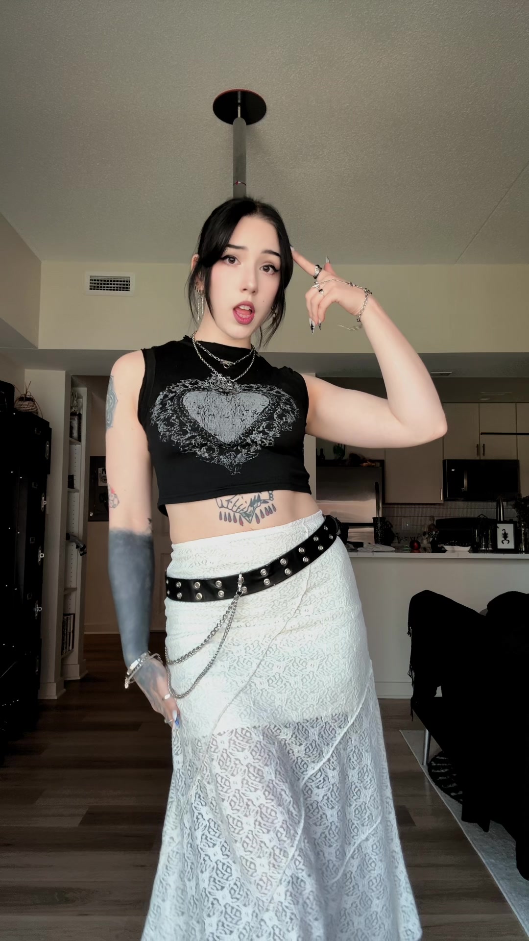 @veilofthorns_