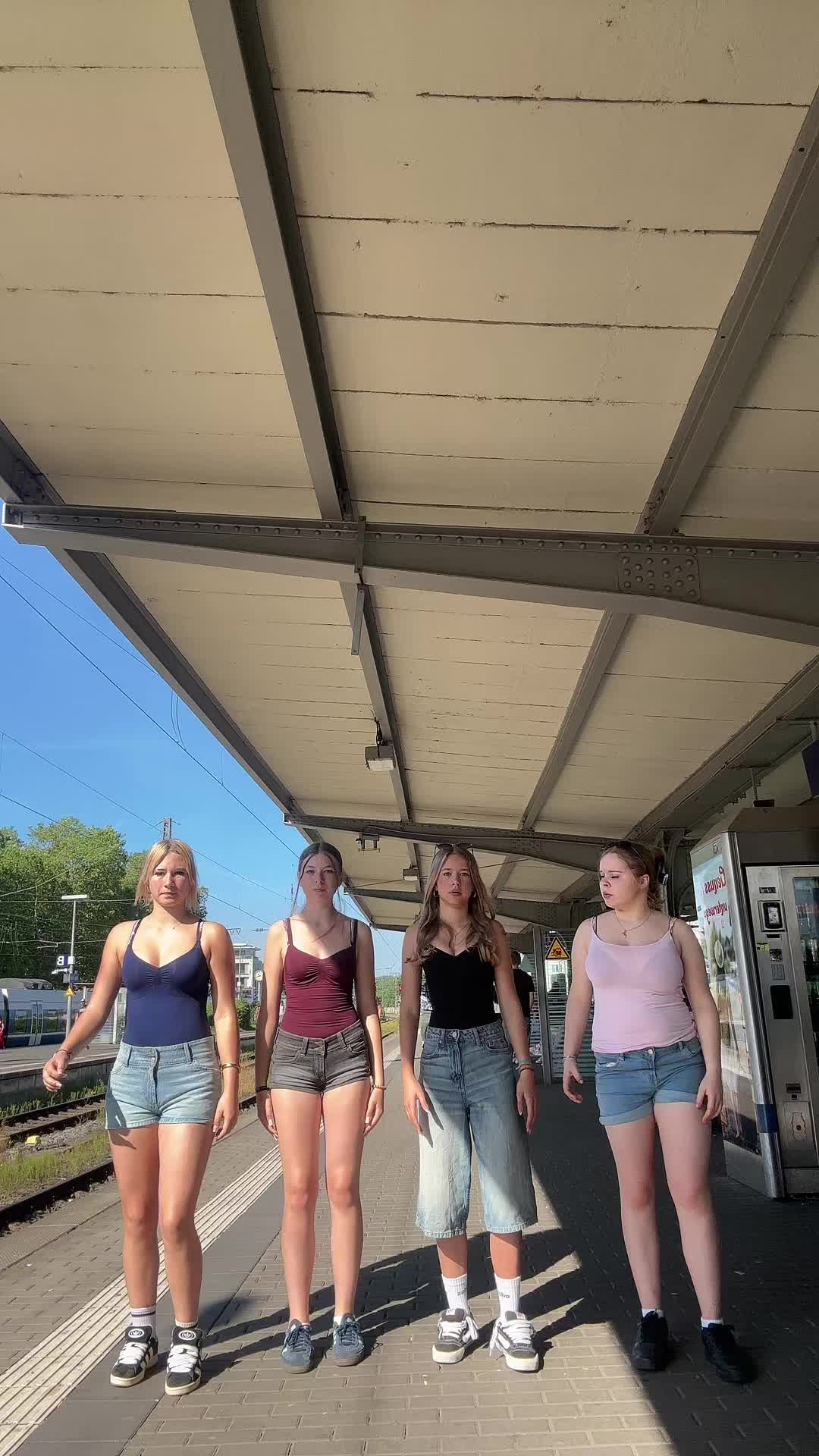 @🎭