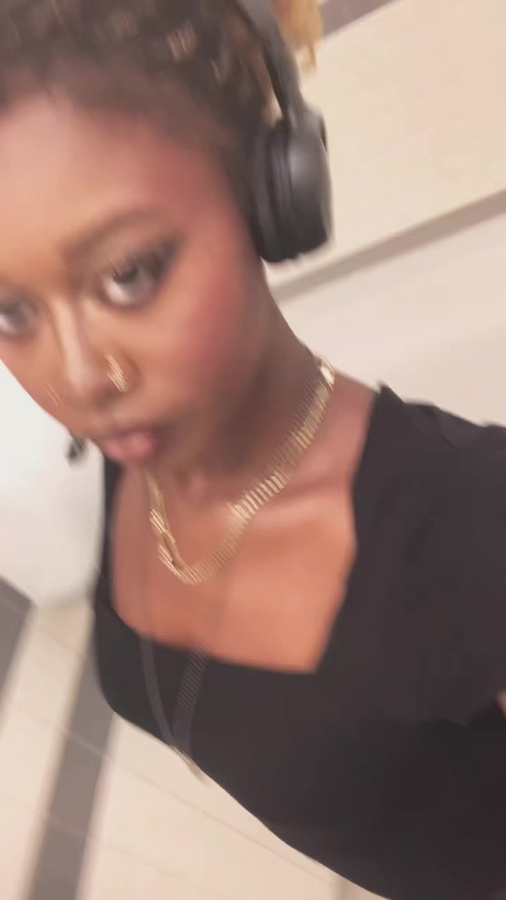 @•^•