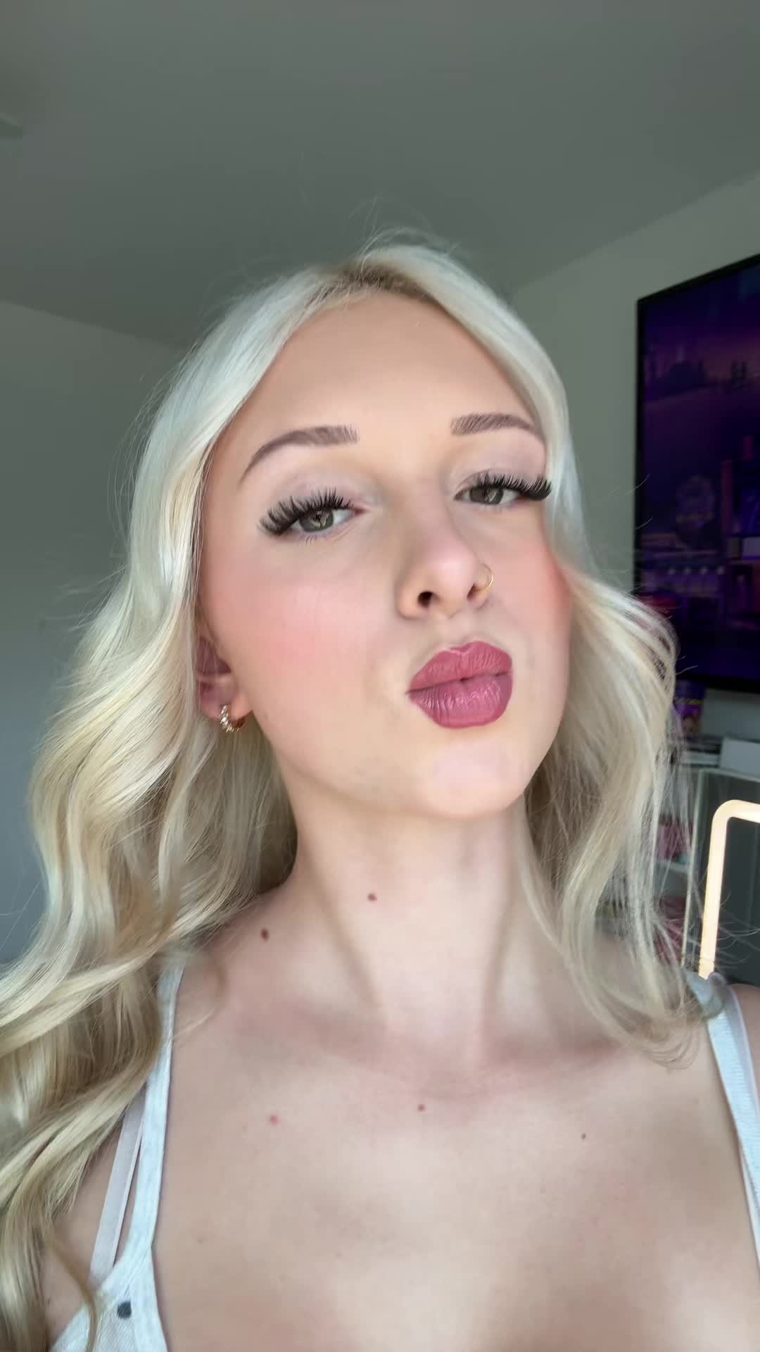 @𝓂𝒶𝒹𝒹𝒾𝑒 🌺
