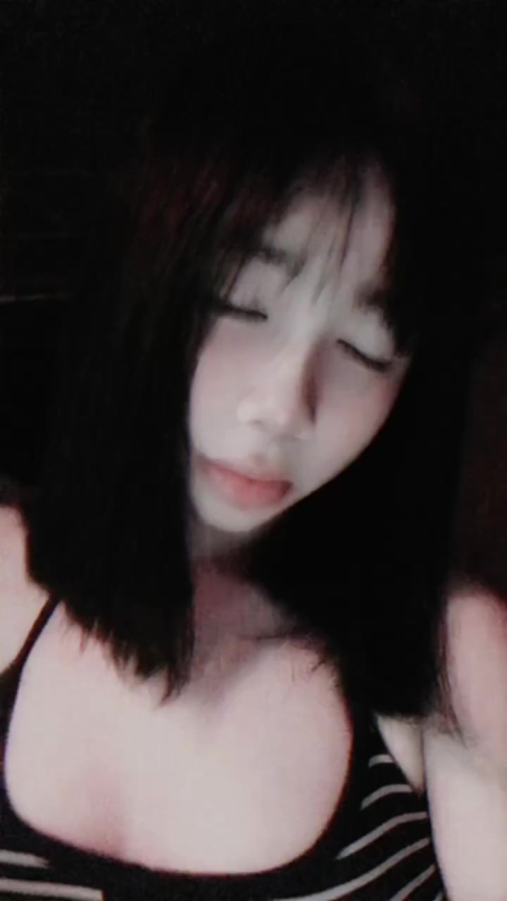 @>,<