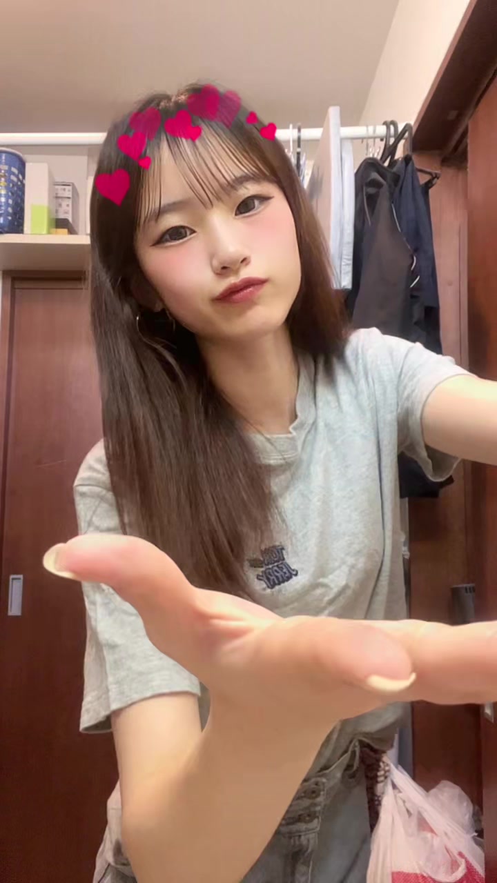 @バズらない女