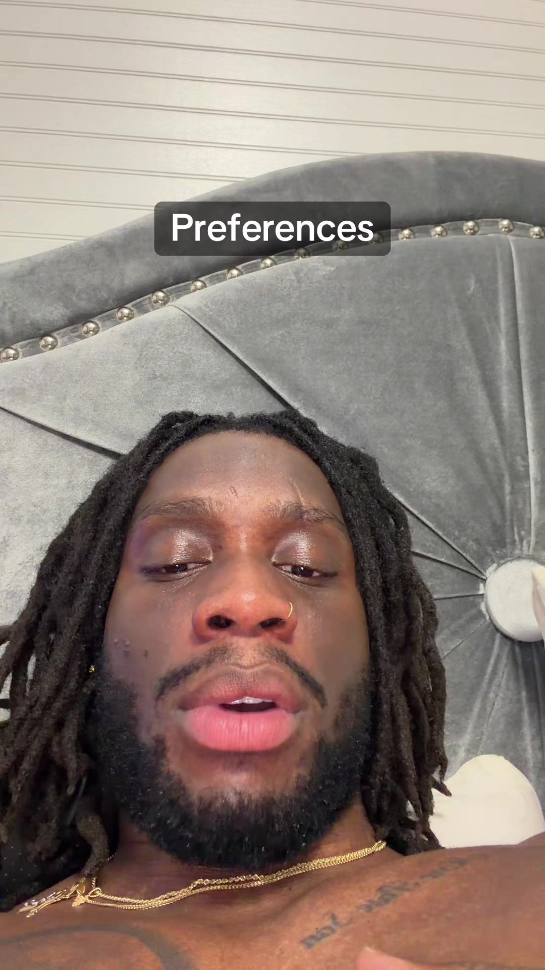 @uɐǝſ ˙ʇS ʎǝssǝſ