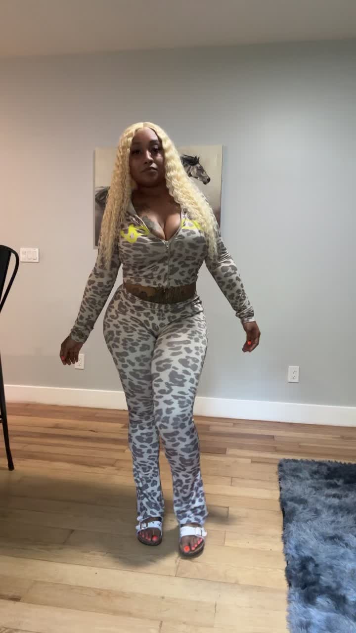 @LaylaRedCakes