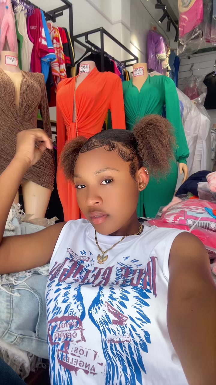 @niaabaee__