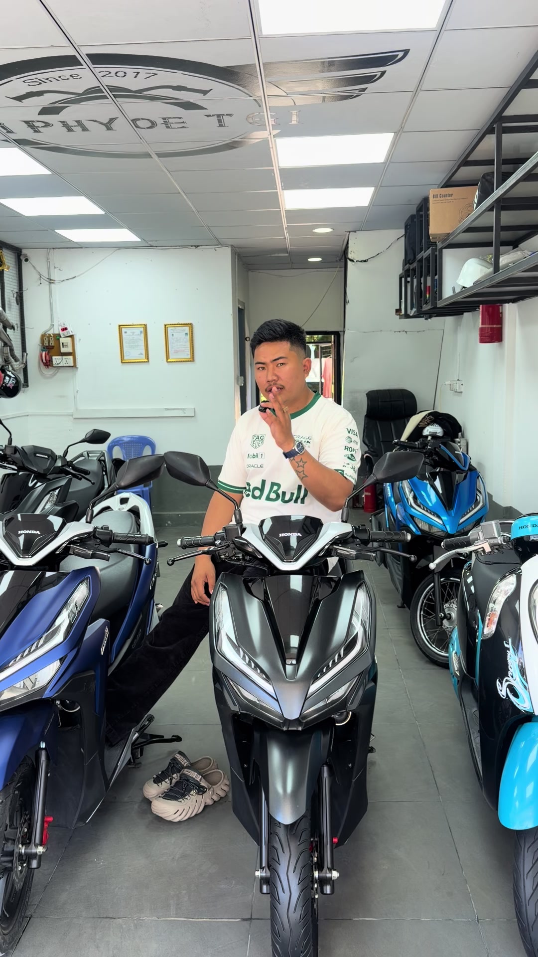 @SIPHYOETGI Motorcycle showroom