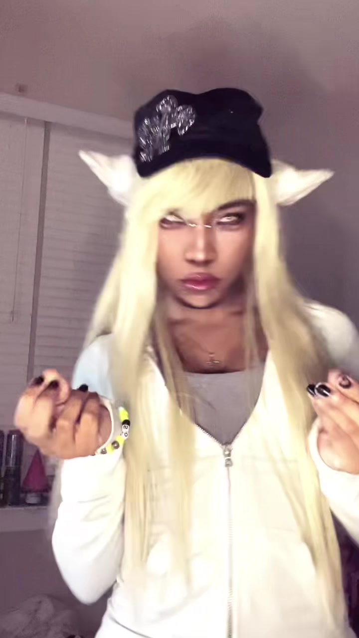 @𒉭 UrRottingVictim 𒉭