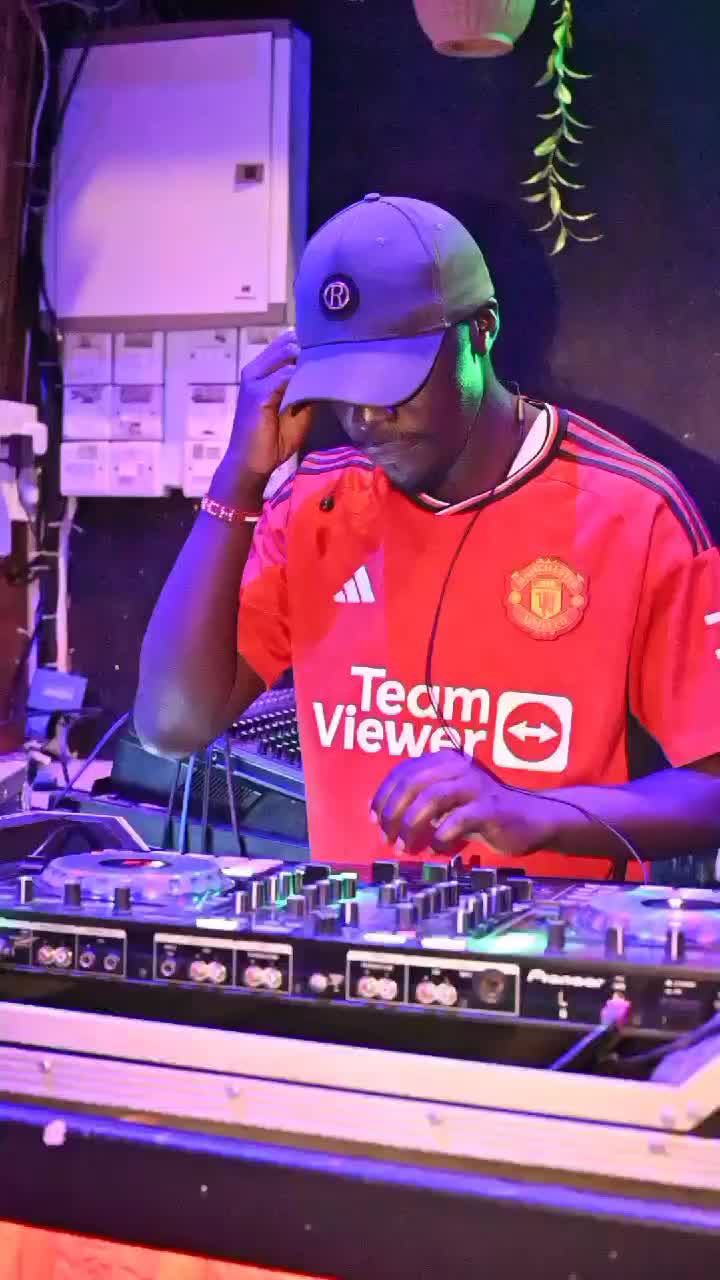 @Dj Chris De Entertainer