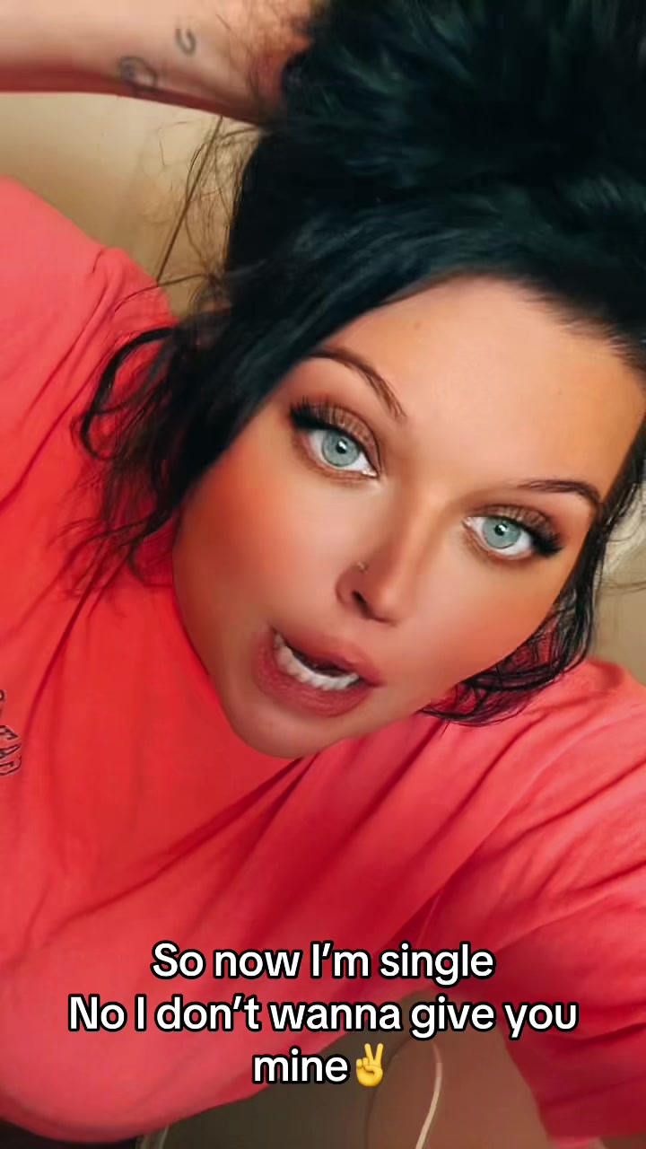 @🐝Blue Eyes & Thick Thighs🐝