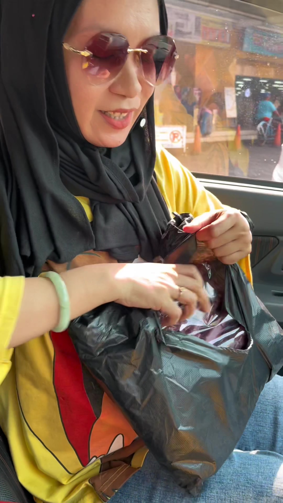 @LELI si paling TAS dan SANDAL