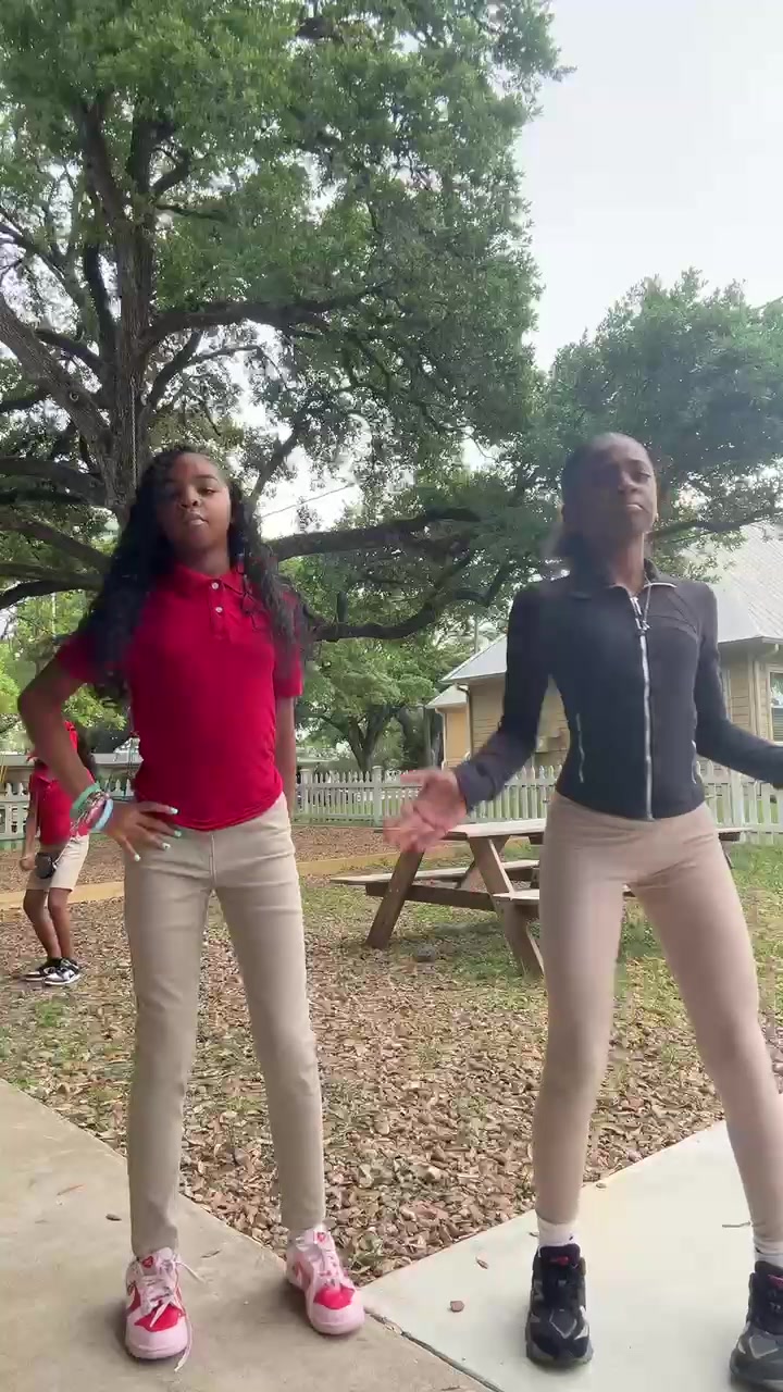 @themgirls_arielandtayla