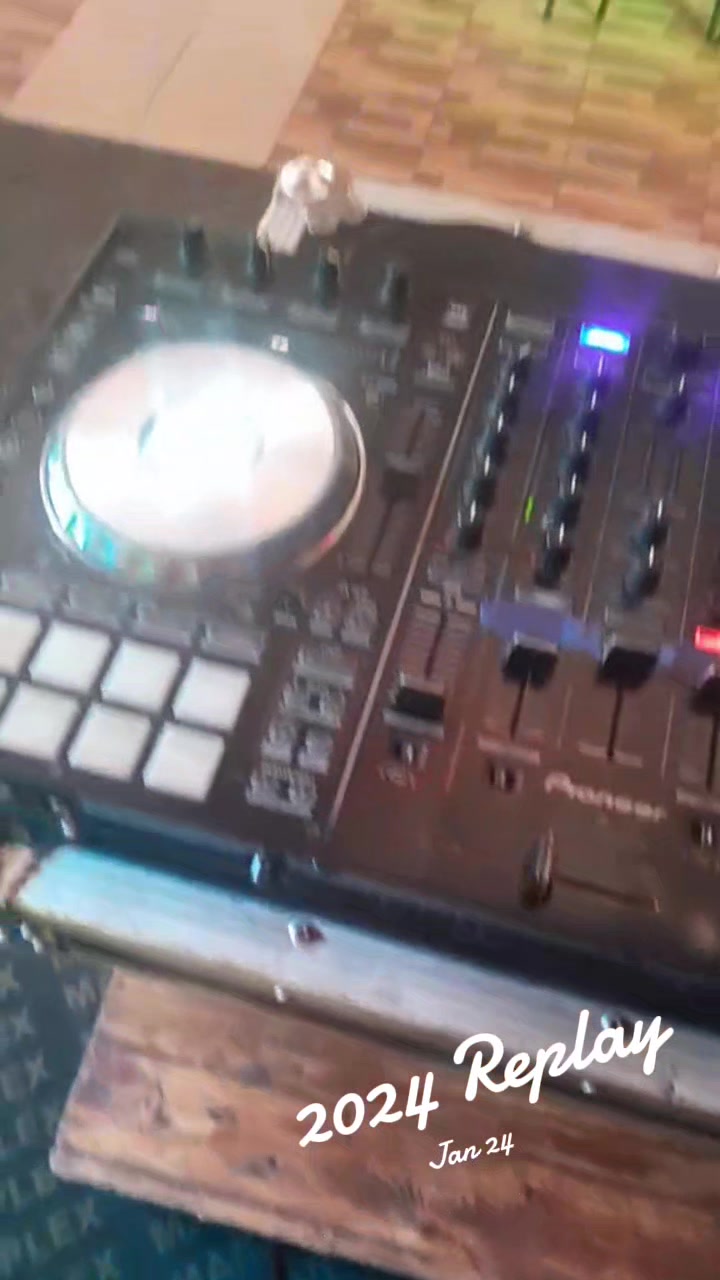 @Dj Chris De Entertainer