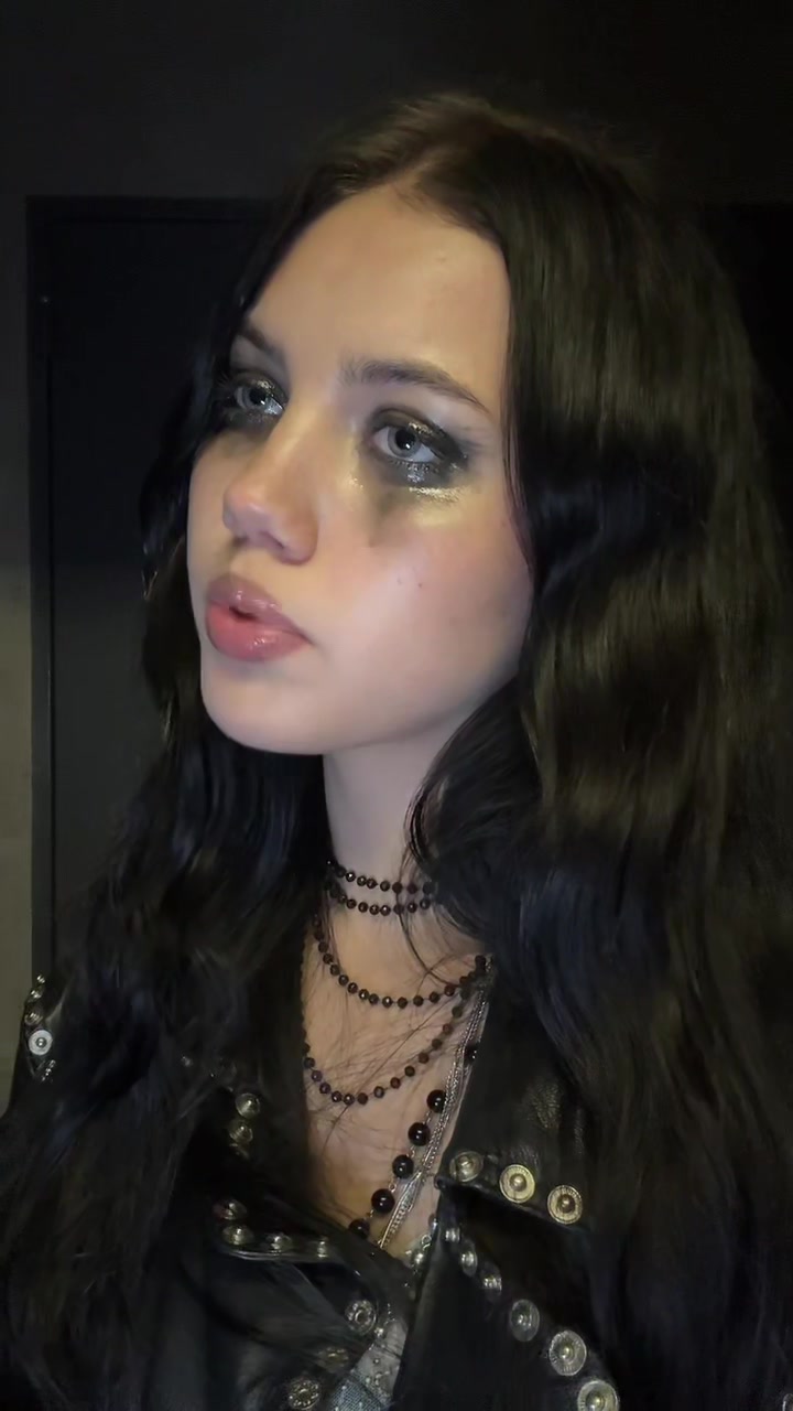 @<4