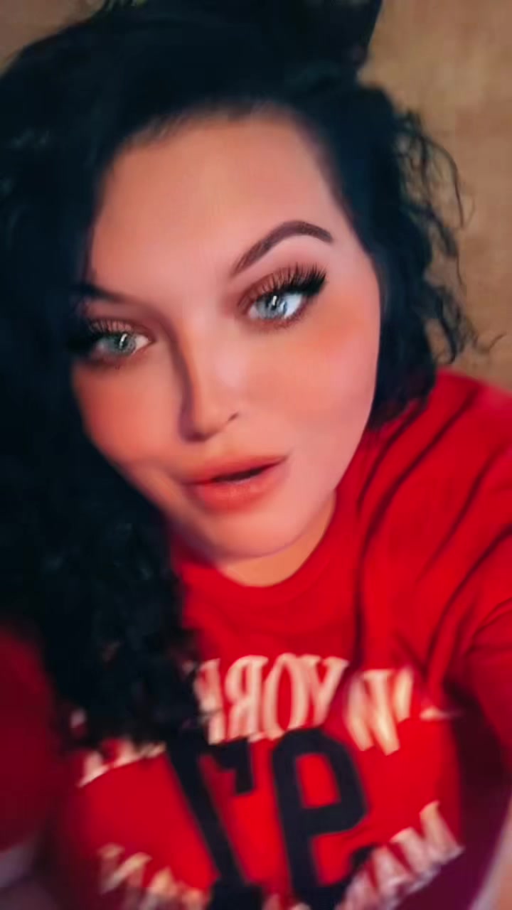 @🐝Blue Eyes & Thick Thighs🐝
