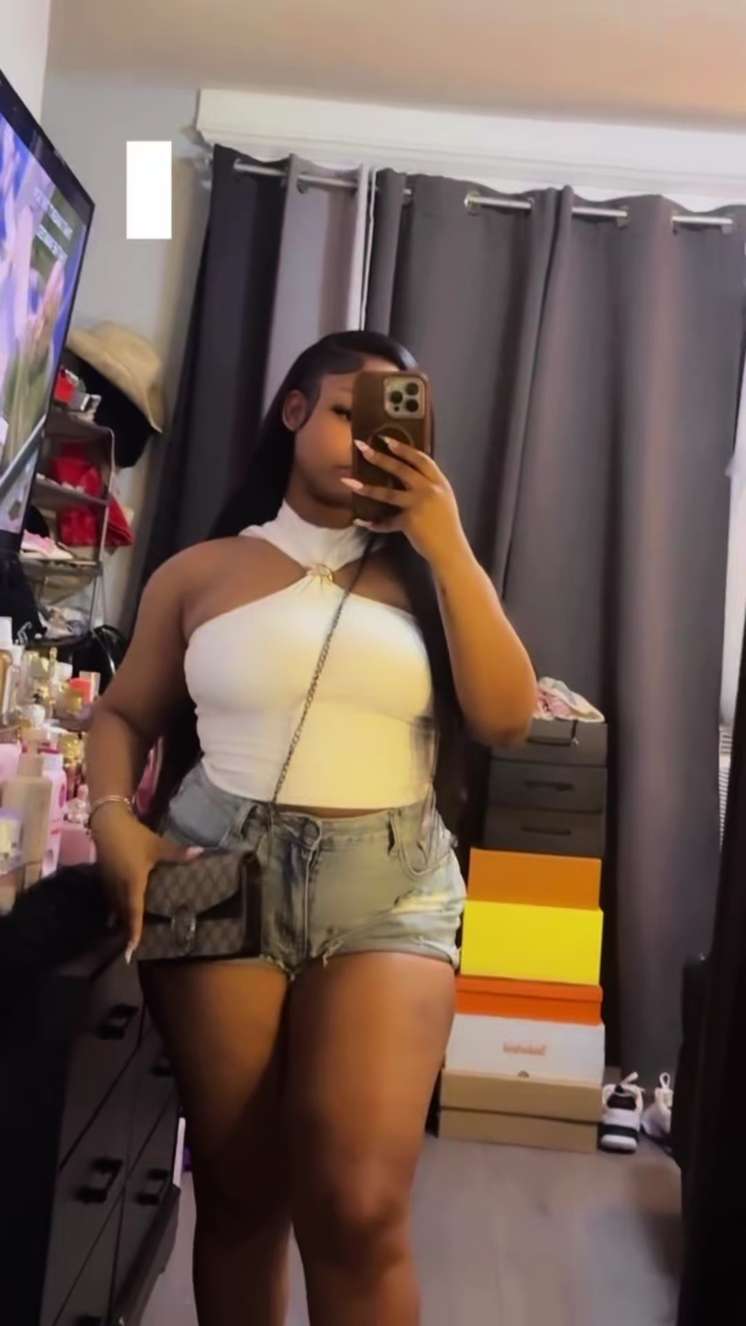 @Bella
