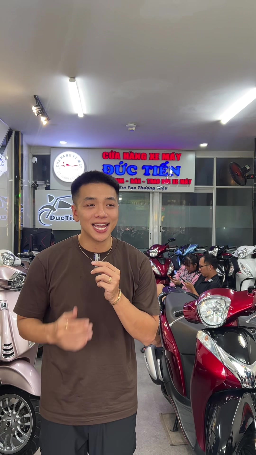 @Huy (em ruột Tiến chiều khách)