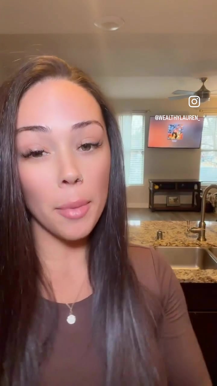 @wealthylauren_