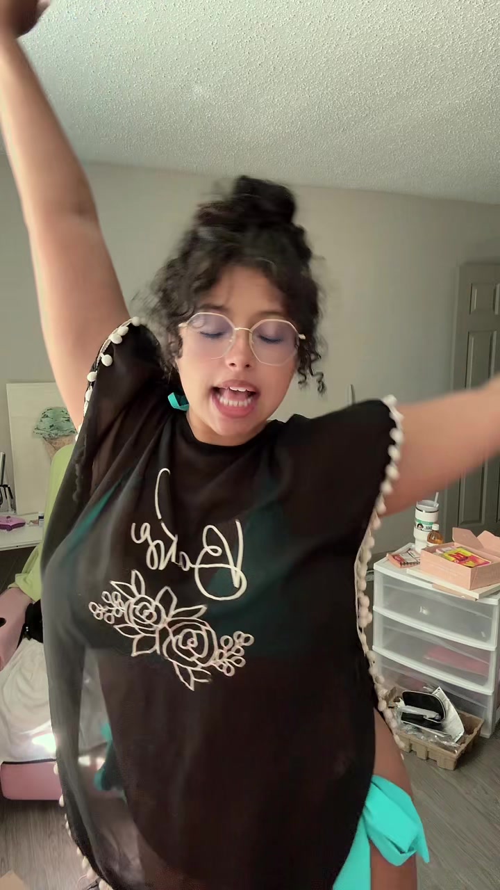@zhalixia | Streamer