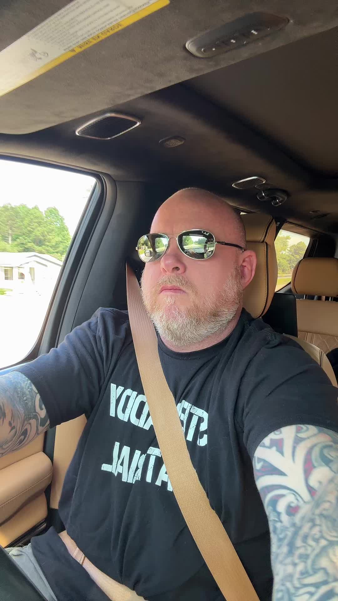 @Bearded_tattooed_guy_in_ga