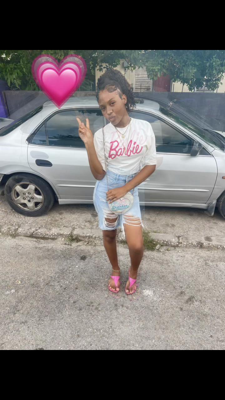 @niaabaee__