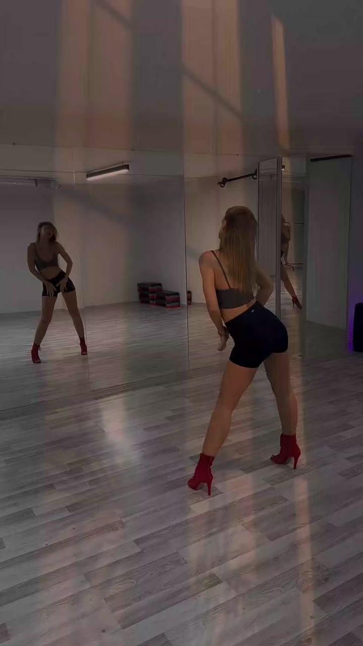 @Elleum