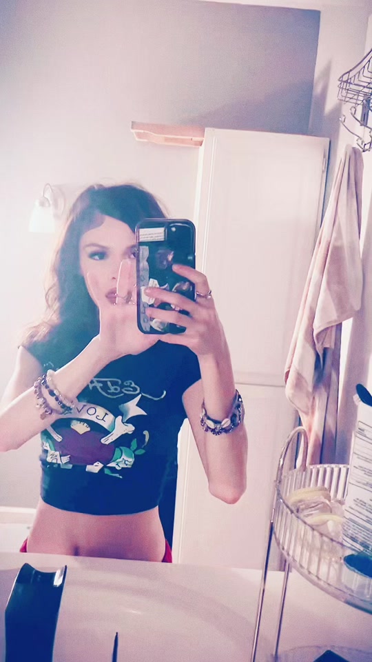 @🦄Poppy Miller🎭 (emo twig)