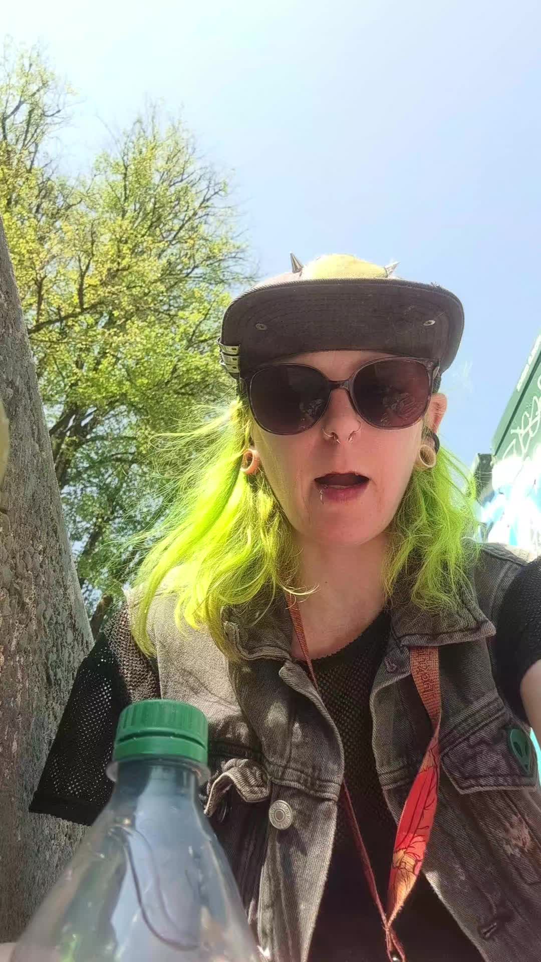 @friendlyalien 🇨🇦