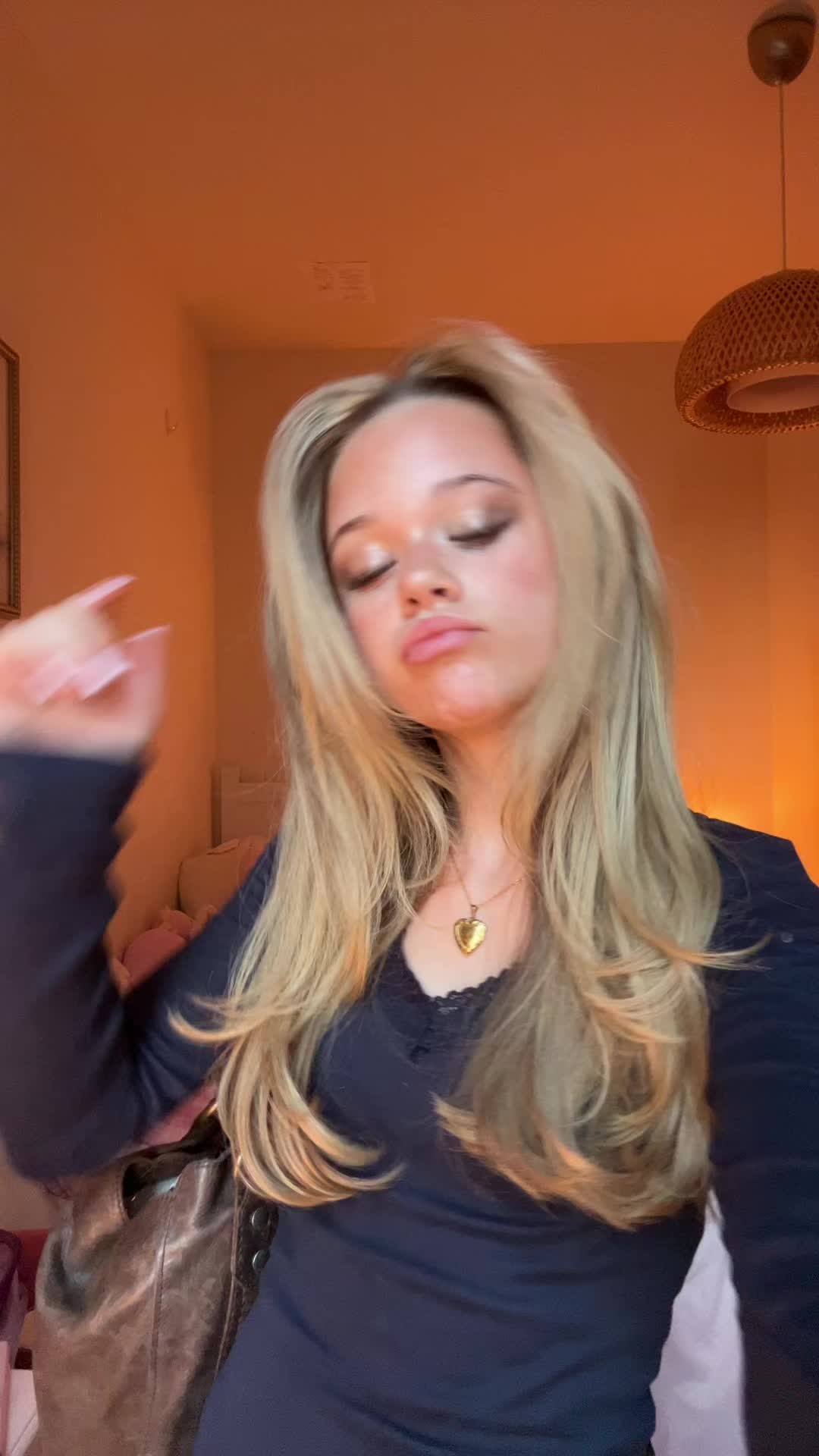 @𝓒𝓪𝓶𝓲🪽🧁🦢🩰