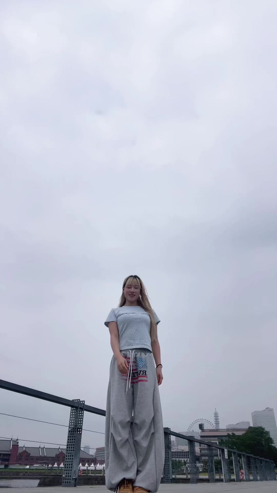 @もな