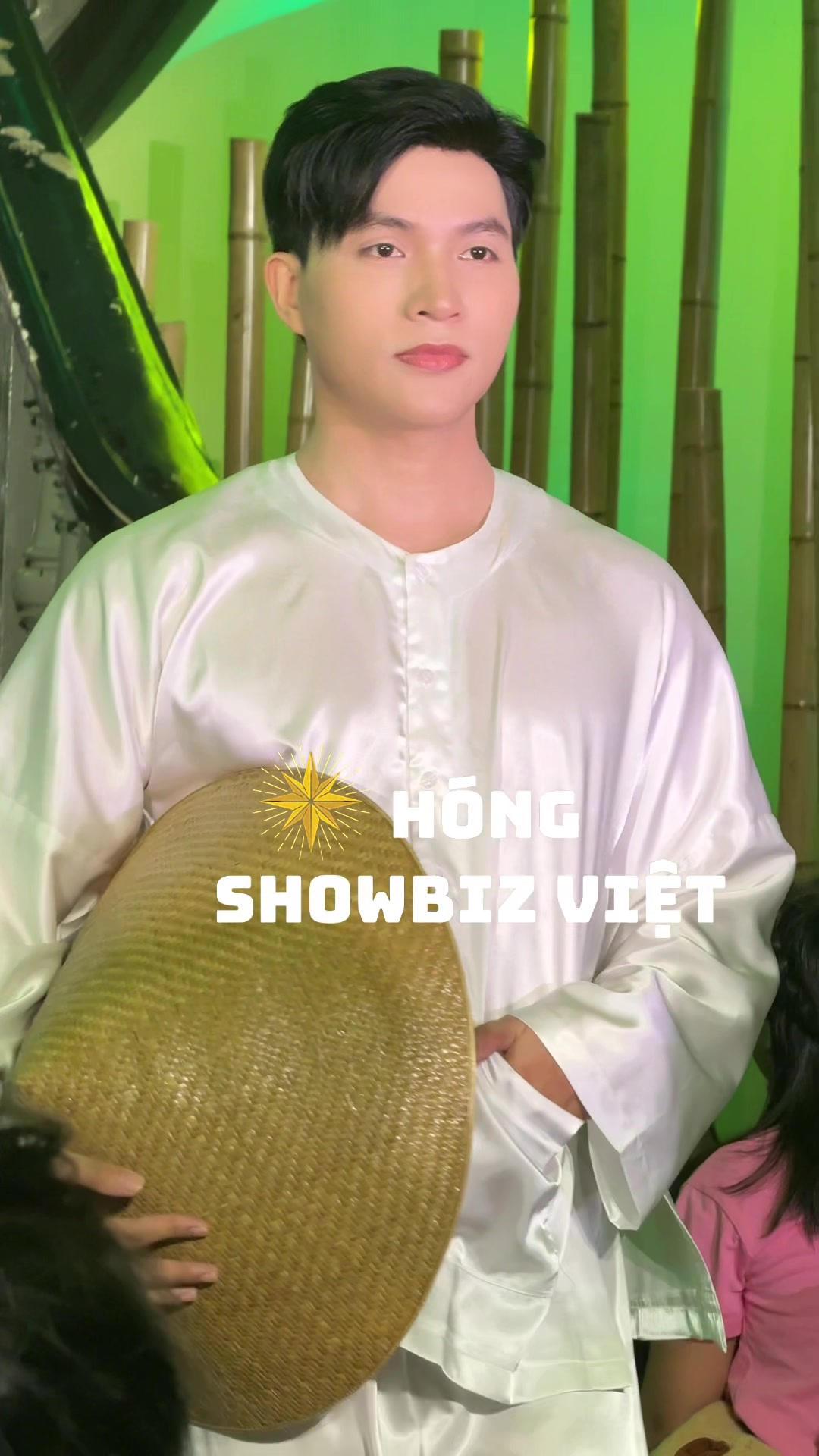 @H&oacute;ng Showbiz Việt