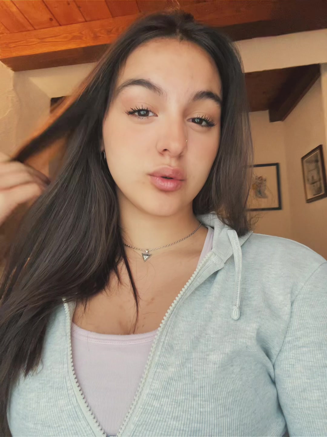@𝐥𝐚𝐫𝐚🌺