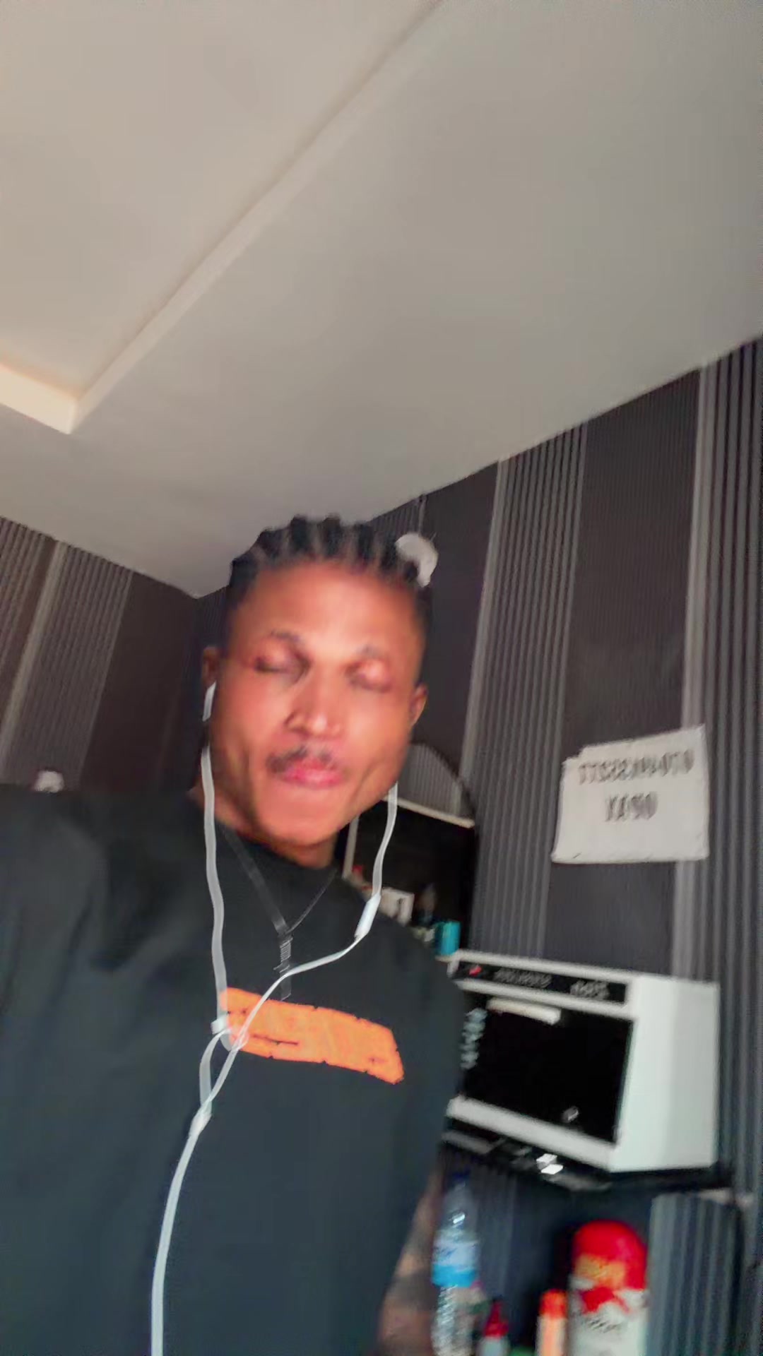 @Mobolaji✌️☮️