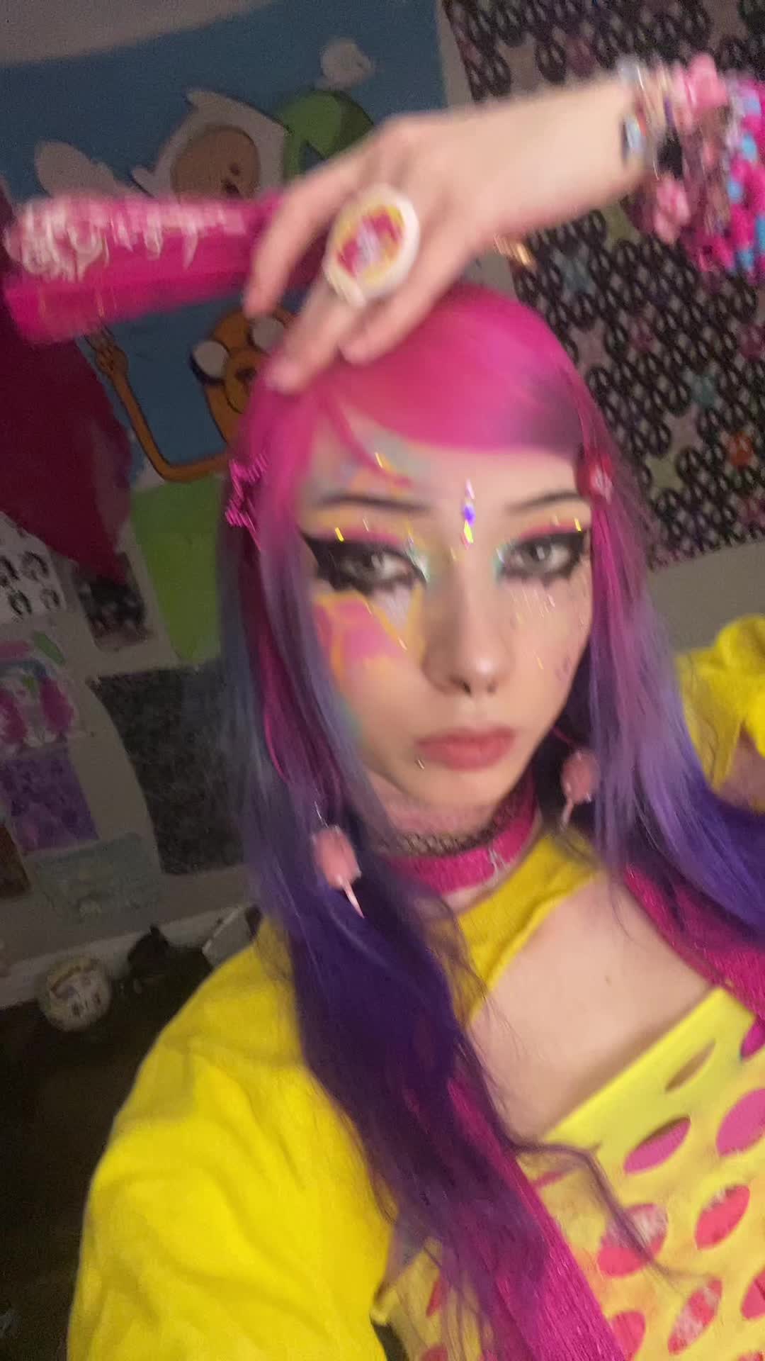 @Weird chick wit pink hair