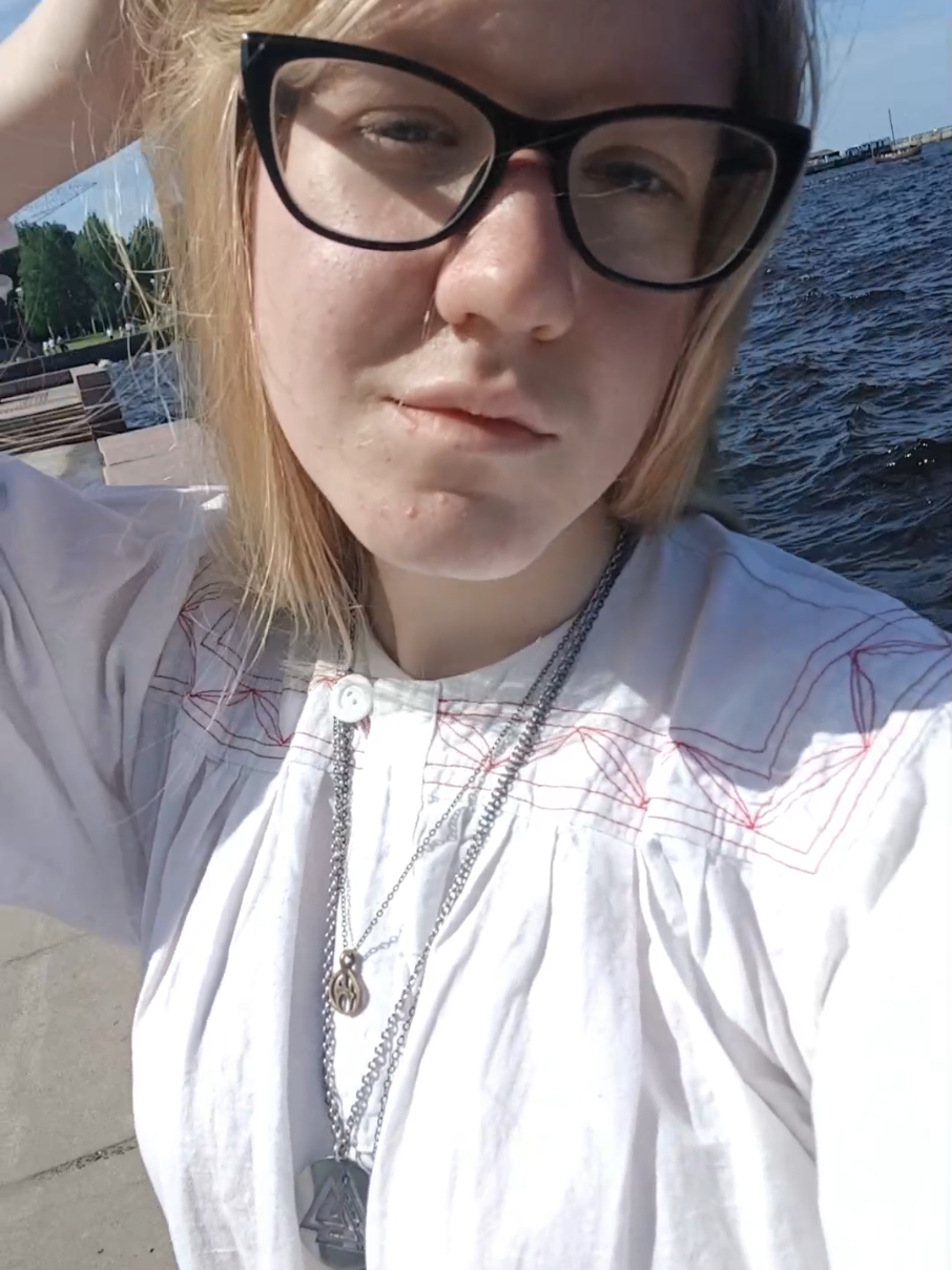@gråtepil🇷🇺🍎🍏