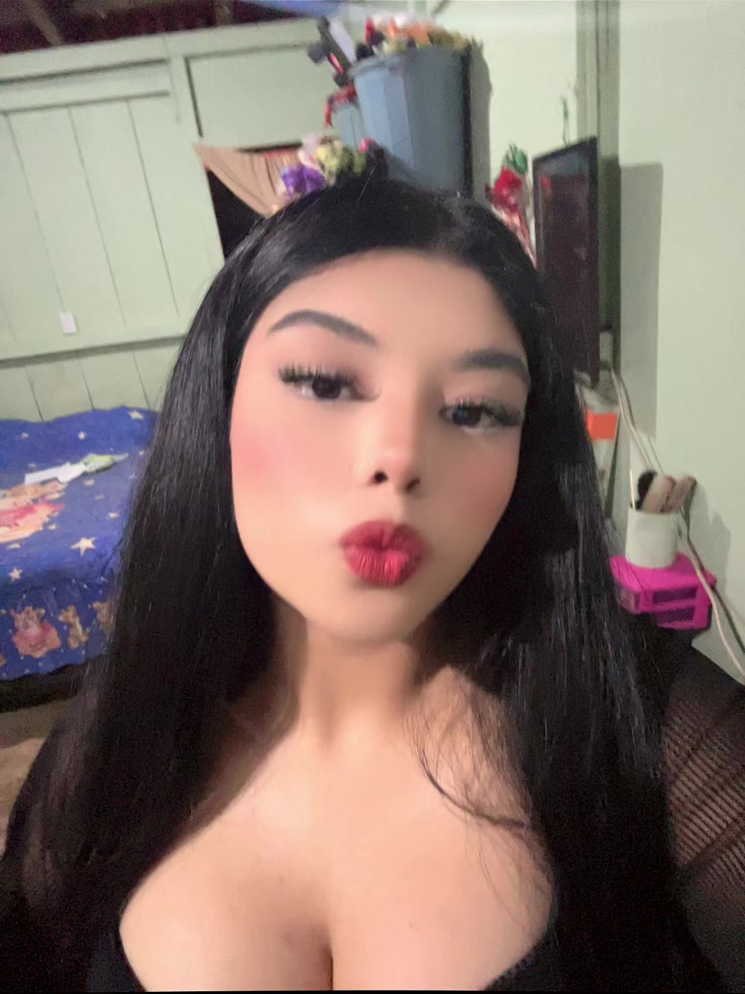 @.-.