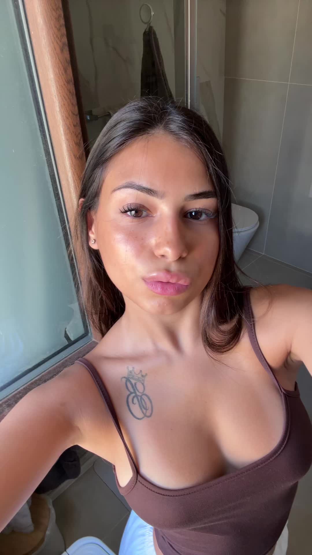 @elisaangiius