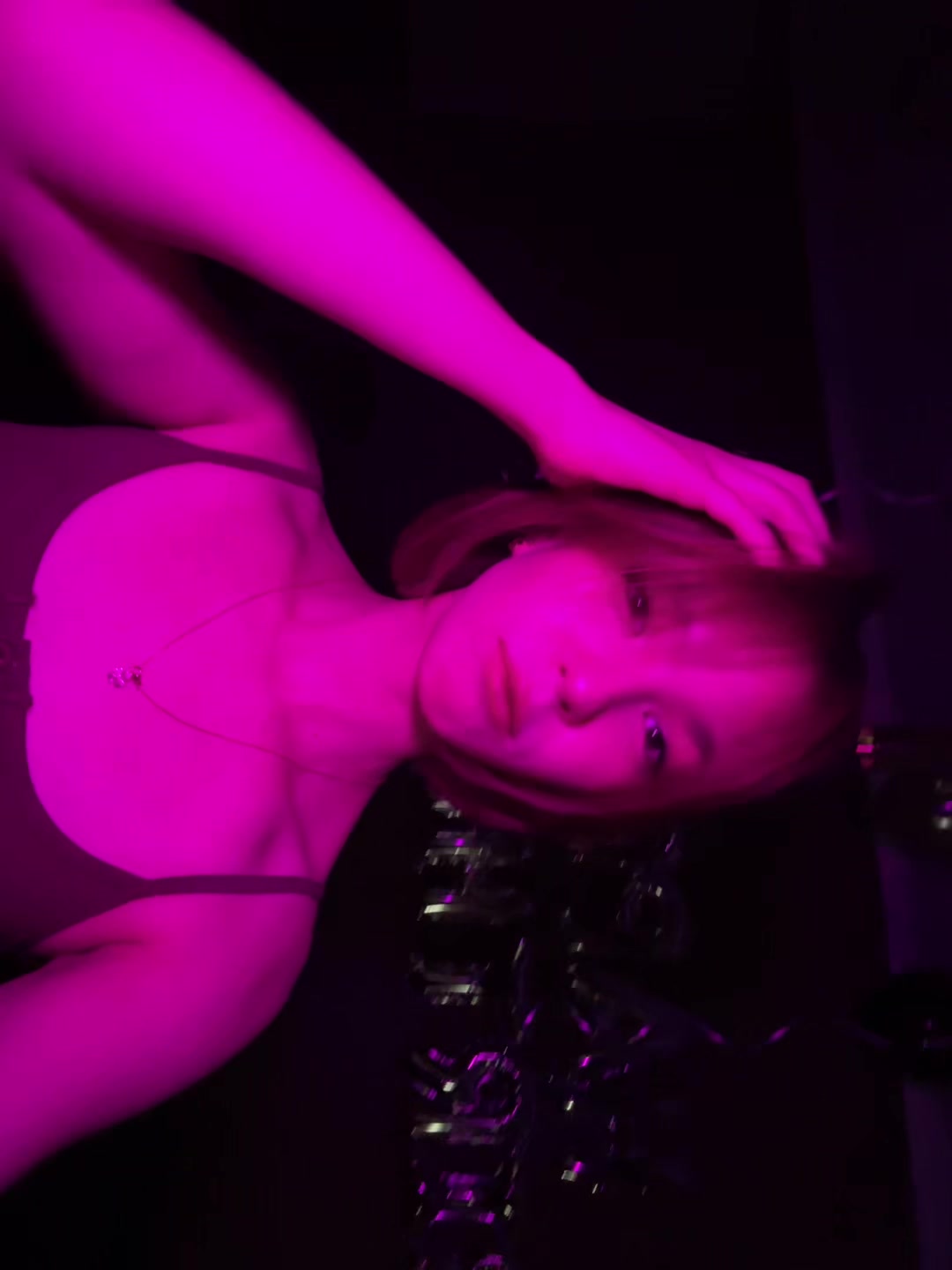@／(･ &times; ･)＼