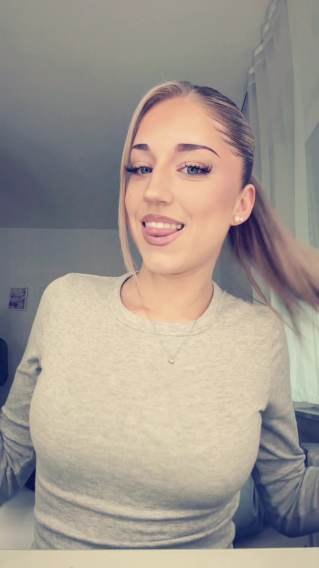 @𝑒𝓂𝒾𝓁𝒾𝒶