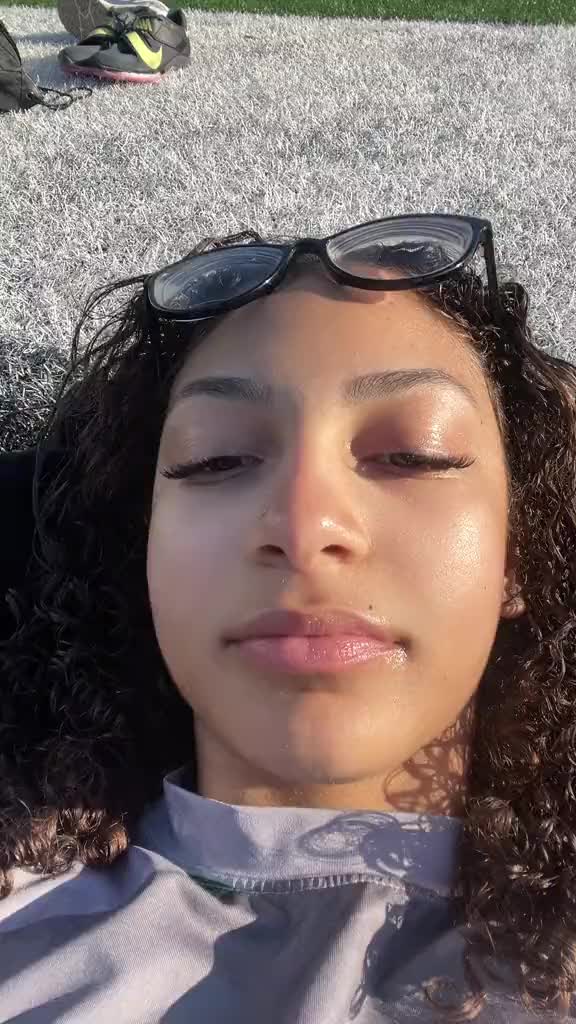 @sumlighskinwitglasses