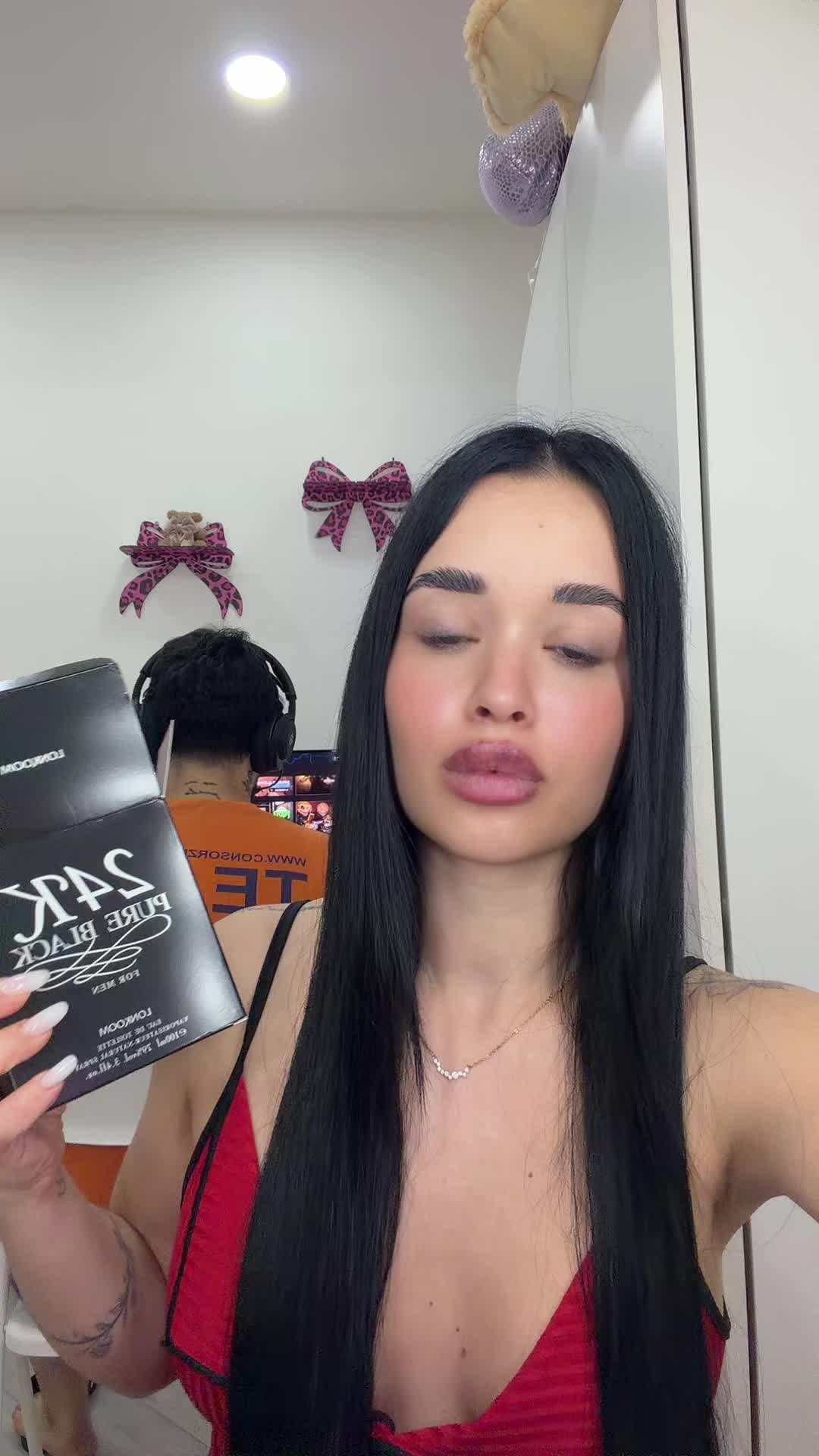 @tonyesara