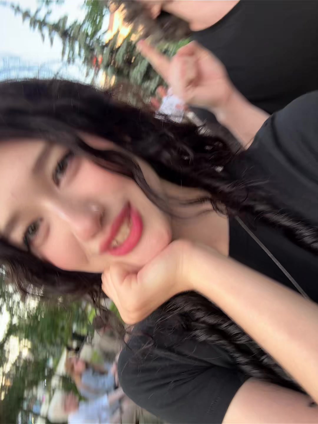 @^_<