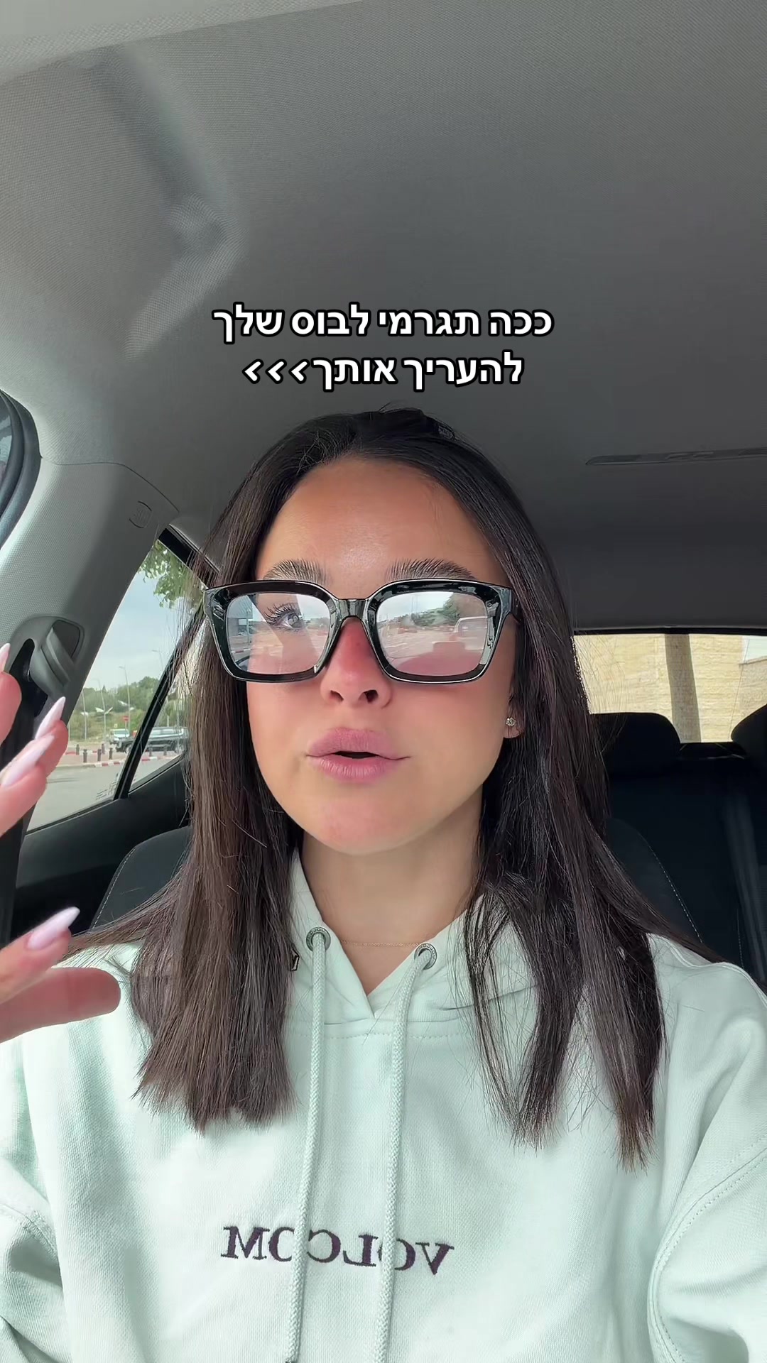 @nicoleomari