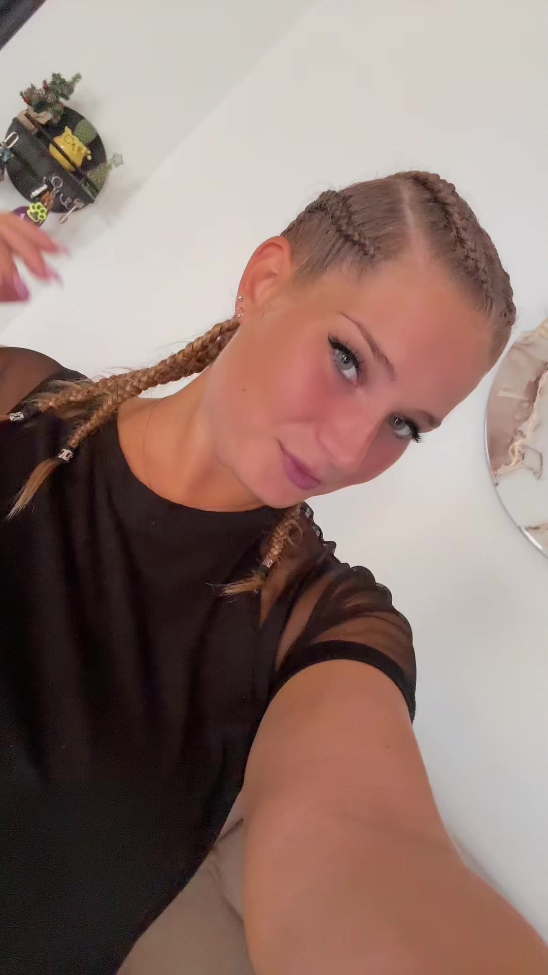 @_kendra19_