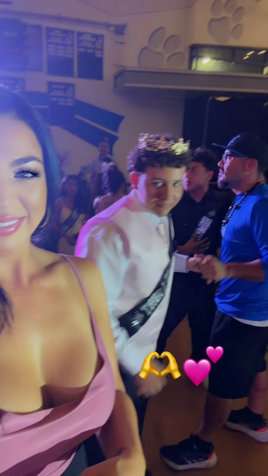 @Bella_B_